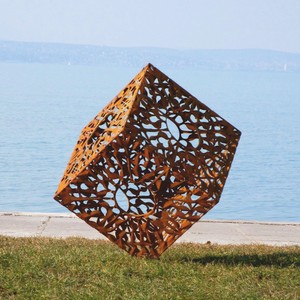 Casa Padrino Luxus Garten Deko Stahl Skulptur Würfel Rost H. 86 cm - Metall Skulpturen