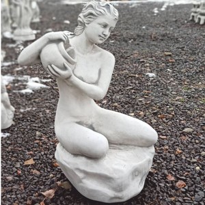 Casa Padrino escultura de gárgola Art Nouveau mujer con jarra gris Al. 72 cm - Decoración de jardín