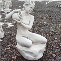 Casa Padrino escultura de gárgola Art Nouveau mujer con jarra gris Al. 72 cm - Decoración de jardín