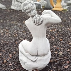 Casa Padrino escultura de gárgola Art Nouveau mujer con jarra gris Al. 72 cm - Decoración de jardín