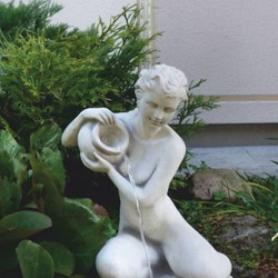 Casa Padrino escultura de gárgola Art Nouveau mujer con jarra gris Al. 72 cm - Decoración de jardín