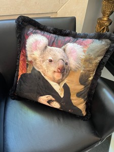 Casa Padrino Luxus Designer-Kissen Gentleman Koala, Samt mit Fransenborte, 45 x 45 cm