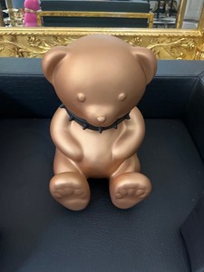 Casa Padrino Dekofigur Teddybär Gold 31 cm – Luxus Design Skulptur mit schwarzem Halsband Casa Padrino Dekofigur Teddybär Gold 31 cm – Luxus Design Skulptur mit schwarzem Halsband