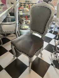 Casa Padrino Sedia Barocca di Lusso Argento Grigio 99 cm – Sedia da Pranzo in Velluto e Legno di Faggio Casa Padrino Sedia Barocca di Lusso Argento Grigio 99 cm – Sedia da Pranzo in Velluto e Legno di Faggio