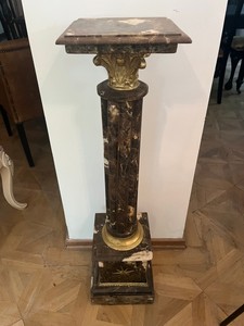 Casa Padrino Marble Column Antique Style Brown Gold 101 cm - Classic Pedestal made of Solid Marble with Brass Details Casa Padrino Marble Column Antique Style Brown Gold 101 cm - Classic Pedestal made of Solid Marble with Brass Details