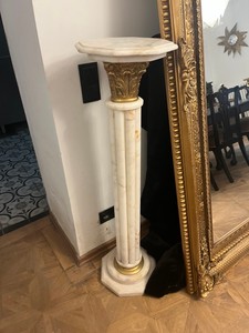 Casa Padrino Antique Style Marble Column White with Brass Capital – 119.5 cm – Decorative Baroque Column Casa Padrino Antique Style Marble Column White with Brass Capital – 119.5 cm – Decorative Baroque Column
