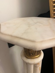 Casa Padrino Colonna in marmo stile antico bianco con capitello in ottone – 119,5 cm – Colonna barocca Casa Padrino Colonna in marmo stile antico bianco con capitello in ottone – 119,5 cm – Colonna barocca