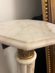 Casa Padrino Colonna in marmo stile antico bianco con capitello in ottone – 119,5 cm – Colonna barocca Casa Padrino Colonna in marmo stile antico bianco con capitello in ottone – 119,5 cm – Colonna barocca