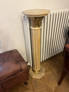 Casa Padrino Classical Marble Pedestal with Gold-Coloured Brass Capital – Beige Marbled – Height 112 cm Casa Padrino Classical Marble Pedestal with Gold-Coloured Brass Capital – Beige Marbled – Height 112 cm