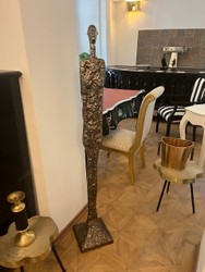 Casa Padrino Sculpture moderne en aluminium style Giacometti, bronze foncé patiné, hauteur env. 150 cm Casa Padrino Sculpture moderne en aluminium style Giacometti, bronze foncé patiné, hauteur env. 150 cm