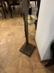 Casa Padrino Sculpture moderne en aluminium style Giacometti, bronze foncé patiné, hauteur env. 150 cm Casa Padrino Sculpture moderne en aluminium style Giacometti, bronze foncé patiné, hauteur env. 150 cm