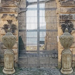 Casa Padrino ensemble d'amphores baroques de luxe avec colonnes marron antique H. 180 cm - Fabriqué en Italie