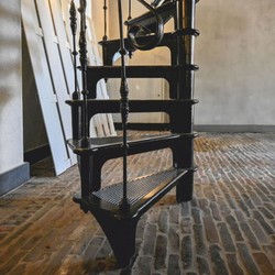 Casa Padrino escalier en colimaçon rustique en fonte avec garde-corps à gauche noir H. 300 cm