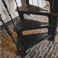 Casa Padrino escalier en colimaçon rustique en fonte avec garde-corps à gauche noir H. 300 cm