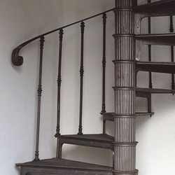 Casa Padrino escalera de caracol rústica de hierro fundido con barandilla lado izquierdo gris Al. 289 cm