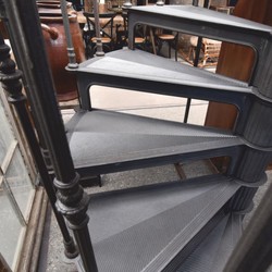 Casa Padrino escalera de caracol rústica de hierro fundido con barandilla lado izquierdo gris Al. 289 cm