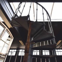 Casa Padrino escalera de caracol rústica de hierro fundido con barandilla lado izquierdo gris Al. 289 cm