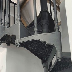 Casa Padrino escalera de caracol rústica de hierro fundido con barandilla lado izquierdo gris Al. 302 cm