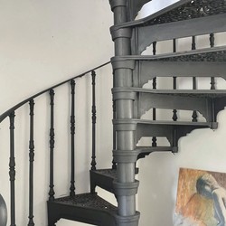 Casa Padrino escalera de caracol rústica de hierro fundido con barandilla lado izquierdo gris Al. 302 cm