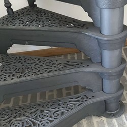 Casa Padrino escalera de caracol rústica de hierro fundido con barandilla lado izquierdo gris Al. 302 cm