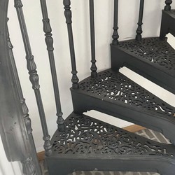 Casa Padrino escalera de caracol rústica de hierro fundido con barandilla lado izquierdo gris Al. 302 cm