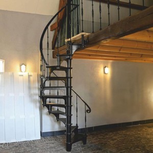 Casa Padrino escalier en colimaçon rustique en fonte avec garde-corps à droit noir H. 300 cm