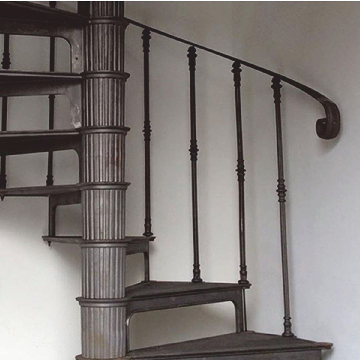 Rustikale Gusseisen Wendeltreppe Spiraltreppe mit Geländer Grau Rustikale Gusseisen Wendeltreppe Spiraltreppe mit Geländer Grau