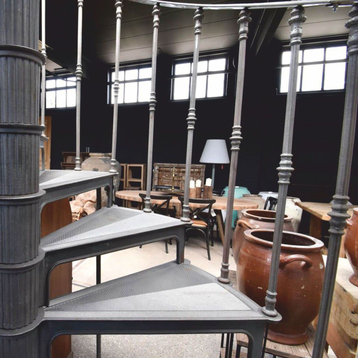 Rustikale Gusseisen Wendeltreppe Spiraltreppe mit Geländer Grau Rustikale Gusseisen Wendeltreppe Spiraltreppe mit Geländer Grau