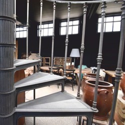 Rustikale Gusseisen Wendeltreppe Spiraltreppe mit Geländer Grau