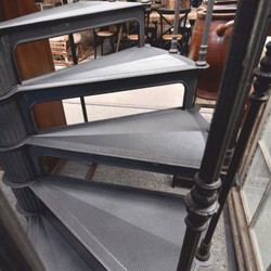 Rustikale Gusseisen Wendeltreppe Spiraltreppe mit Geländer Grau