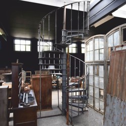 Rustikale Gusseisen Wendeltreppe Spiraltreppe mit Geländer Grau