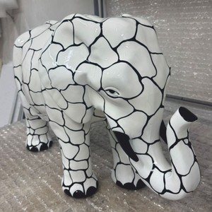 Casa Padrino Deko Skulptur Elefant Weiß / Schwarz 84 x H. 57 cm - Deko Figur