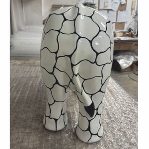Casa Padrino Deko Skulptur Elefant Weiß / Schwarz 84 x H. 57 cm - Deko Figur