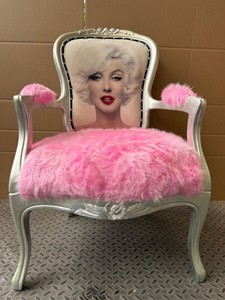 Casa Padrino Luxury Baroque Salon Chair with Armrests in Pink and Silver - Solid Beech Wood, 63 x 67 x 95.5 cm