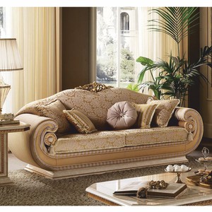 Prunkvolles Luxus Barock Wohnzimmer Sofa Gold Creme