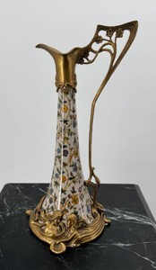 Casa Padrino Jarra de vino Art Nouveau con tapa, diseño floral, crema / multicolor / latón, Alt. 35 cm