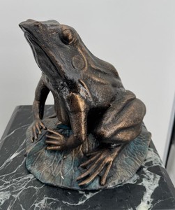 Casa Padrino Figura decorativa rana sobre hoja de hierro fundido bronce / turquesa - 21,8 x 25,5 x H. 24 cm