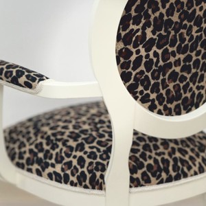 Casa Padrino Luxus Barock Esszimmer Stuhl mit Armlehnen Leopard / Weiß - Barock Möbel