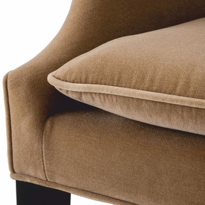Casa Padrino Luxus Esszimmerstuhl mit Armlehnen Hellbraun / Schwarz / Messing H. 90 cm