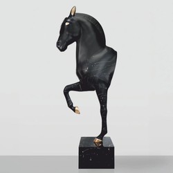 Casa Padrino scultura decorativa XXL cavallo su piedistallo nero / oro A. 255 cm