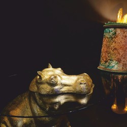 Casa Padrino table basse de luxe en résine synthétique plateau verre hippopotame or 65 cm