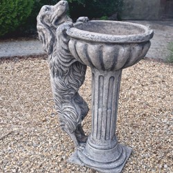 Barock Vogeltränke mit dekorativer Hunde Skulptur Antik Grau