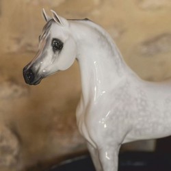 Luxus Deko Porzellan Pferd Araberpferd Hochglanz Weiß Grau Grün Schwarz