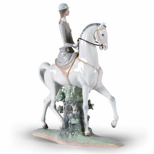 Casa Padrino Luxus Deko Porzellan Skulptur Frau auf Pferd H. 45 cm - Handgefertigt