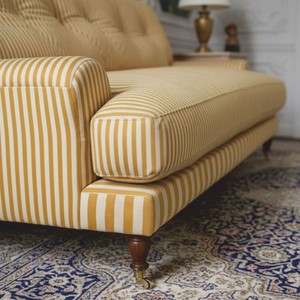 Casa Padrino Luxus Samt Sofa mit Streifen Gelb / Weiß / Dunkelbraun / Messing 200 cm - Wohnzimmer Sofa - Hotel Sofa - Luxus Möbel