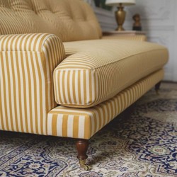 Luxus Wohnzimmer Samt Sofa mit Streifen Gelb Weiß Dunkelbraun Messing