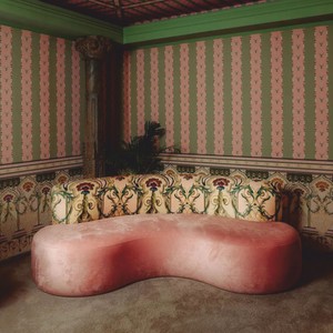 Gebogenes Luxus Wohnzimmer Hotel Samt Sofa mit Barocken Musterstoff Rosa Bunt