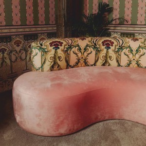 Casa Padrino Luxus Samt Sofa mit Barocken Musterstoff Rosa / Bunt 220 cm - Hotel Möbel - Wohnzimmer Möbel - Büro Möbel - Luxus Möbel