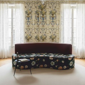 Gebogenes Luxus Wohnzimmer Hotel Samt Sofa mit Blumenmuster Schwarz Bunt Lila