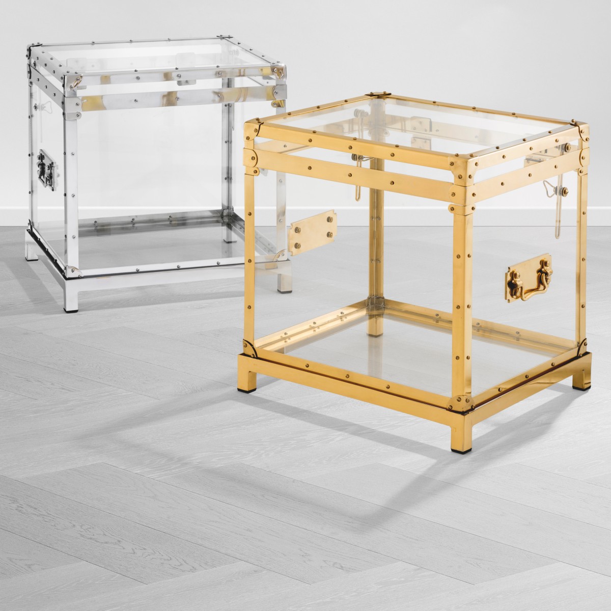 Eichholtz Flightcase Exposed in Gold und Nickel nebeneinander im Raum Eichholtz Flightcase Exposed in Gold und Nickel nebeneinander im Raum
